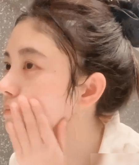 无意中戳到鼻子的瞬间,经纪人吓出一身冷汗