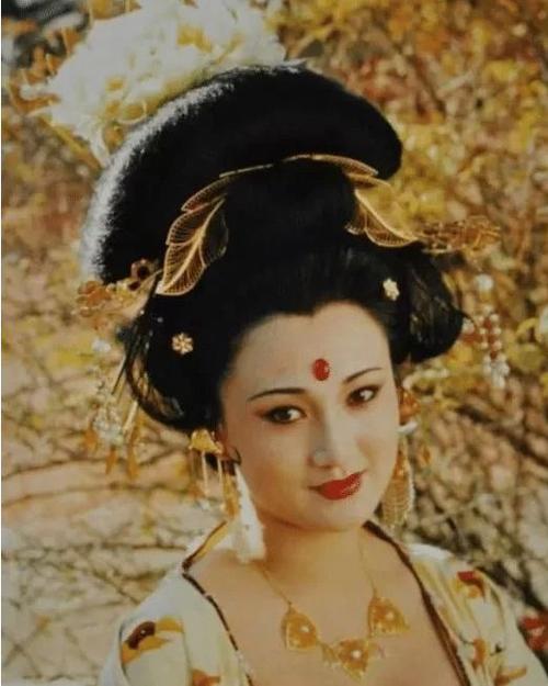 贾玲太胖演不了杨贵妃?看见照片后,网友 说是真的杨贵妃我都信