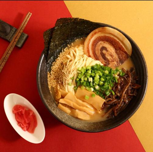  p>豚在文言中(日语)里就是猪的意思,日本豚骨拉面这个汤头也就是用猪