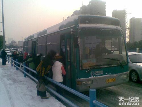 大家一起推109路公交车