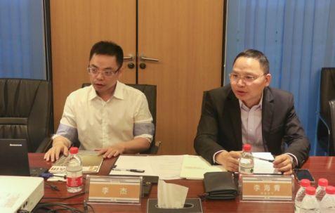 防控中心负责人李杰(左一)和民贷天下执行总裁李海青(右一)接受媒体