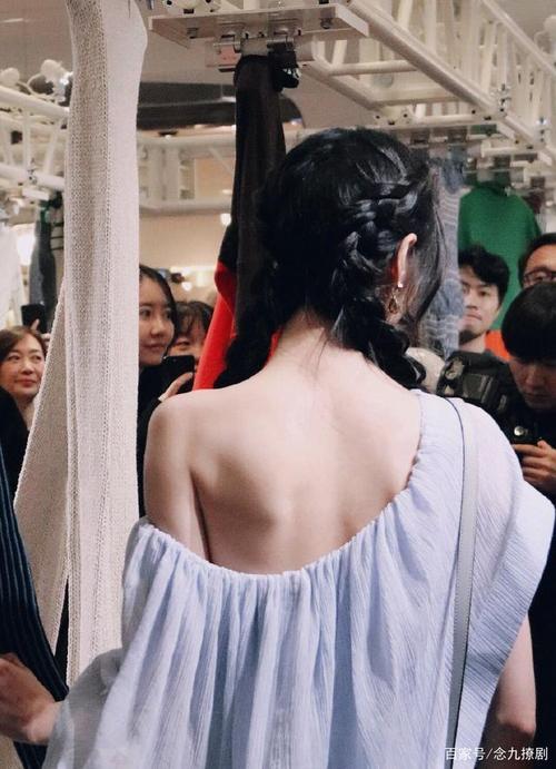 郑爽蝴蝶背,抹胸礼服露出优美肩颈线条出席国剧盛典