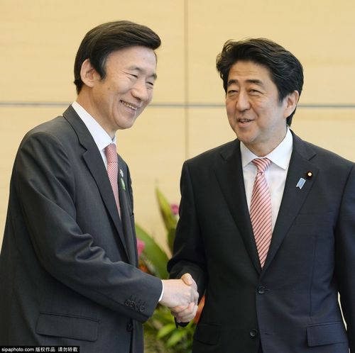 安倍会见韩国外长尹炳世获赠父亲安倍晋太郎照片