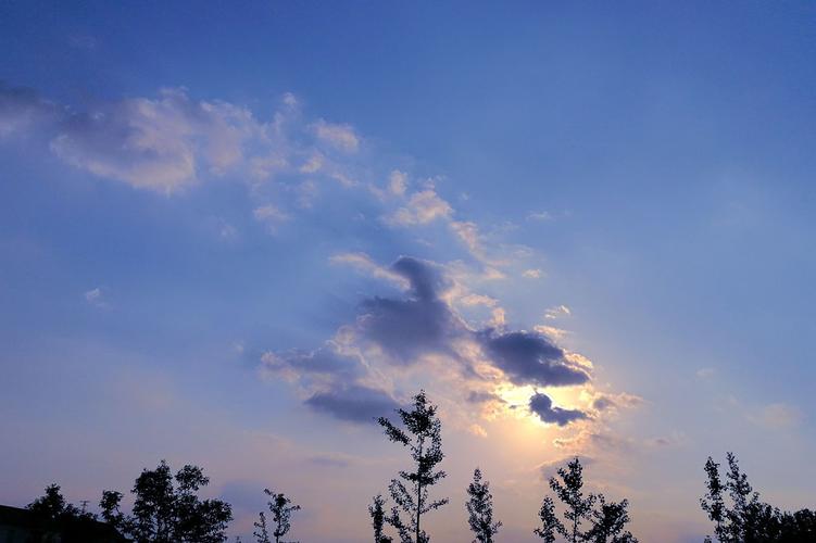 乡村视野开阔,傍晚天空云彩特别美