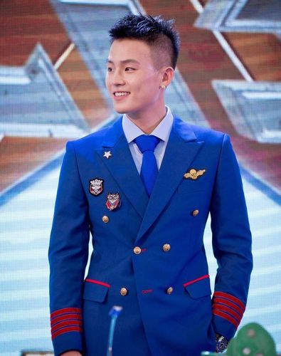 再想想欧豪在《壮志凌云》里的军装模样