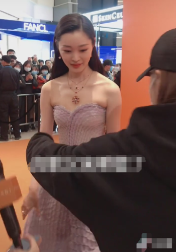 宋轶穿硬到膈肉的"鱼鳞裙",生图下腰倒是怪细,看到她的"胳肢窝",懵了