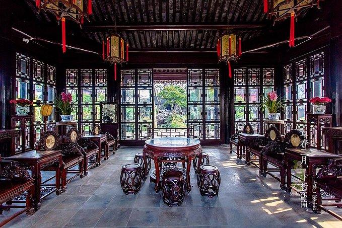 远香堂为四面厅,是拙政园中部的主体建筑,建于原若墅堂的旧址上 堂北