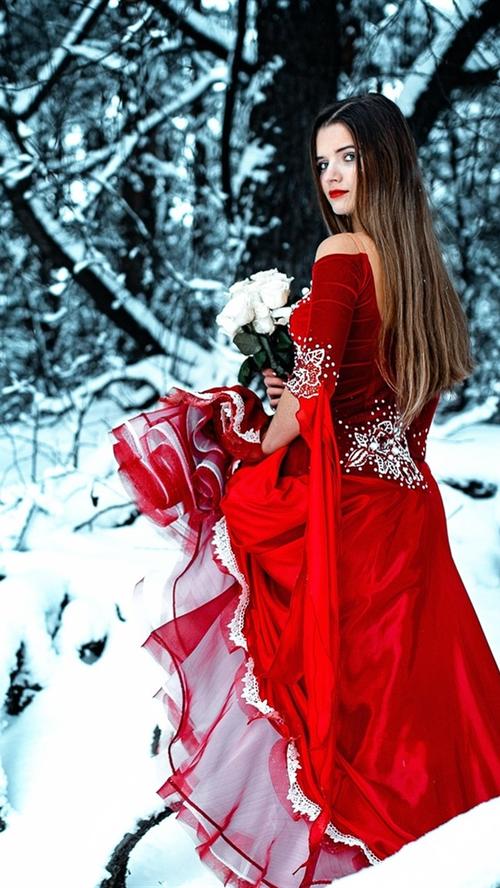 iphone桌布 红裙子女孩回头看,雪,冬天