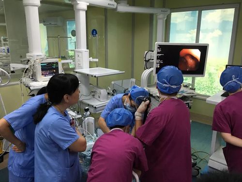 医疗前线我院新生儿支气管纤维镜检查技术达到省内领先水平