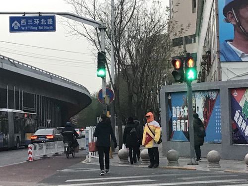 太任性!北京一红绿灯同时亮起,行人无奈"闯灯"