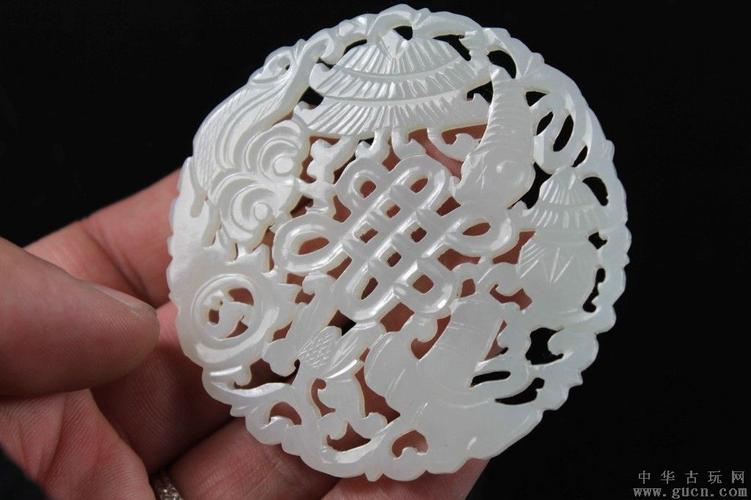 清代老和田特大佛教八宝图案白玉佩