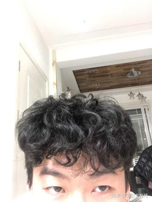 男生头发自然卷是什么感觉