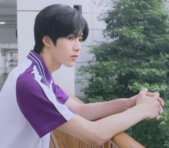 刘耀文初中毕业照,穿校服凌厉帅气,颜值不输校园小说男主角