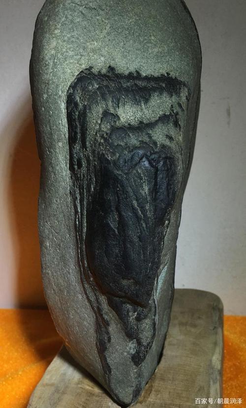 该方奇石为潦河石,奇石侧面形成天然的古汉字"石"非常形象,特别是在