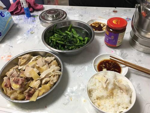 最惨年夜饭,几天前两个年幼的孩子和我依次出现感冒发烧症状,今天