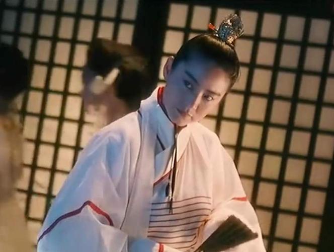 《六指琴魔》里英气十足的男装扮相,延续了东方教主霸气的气场.