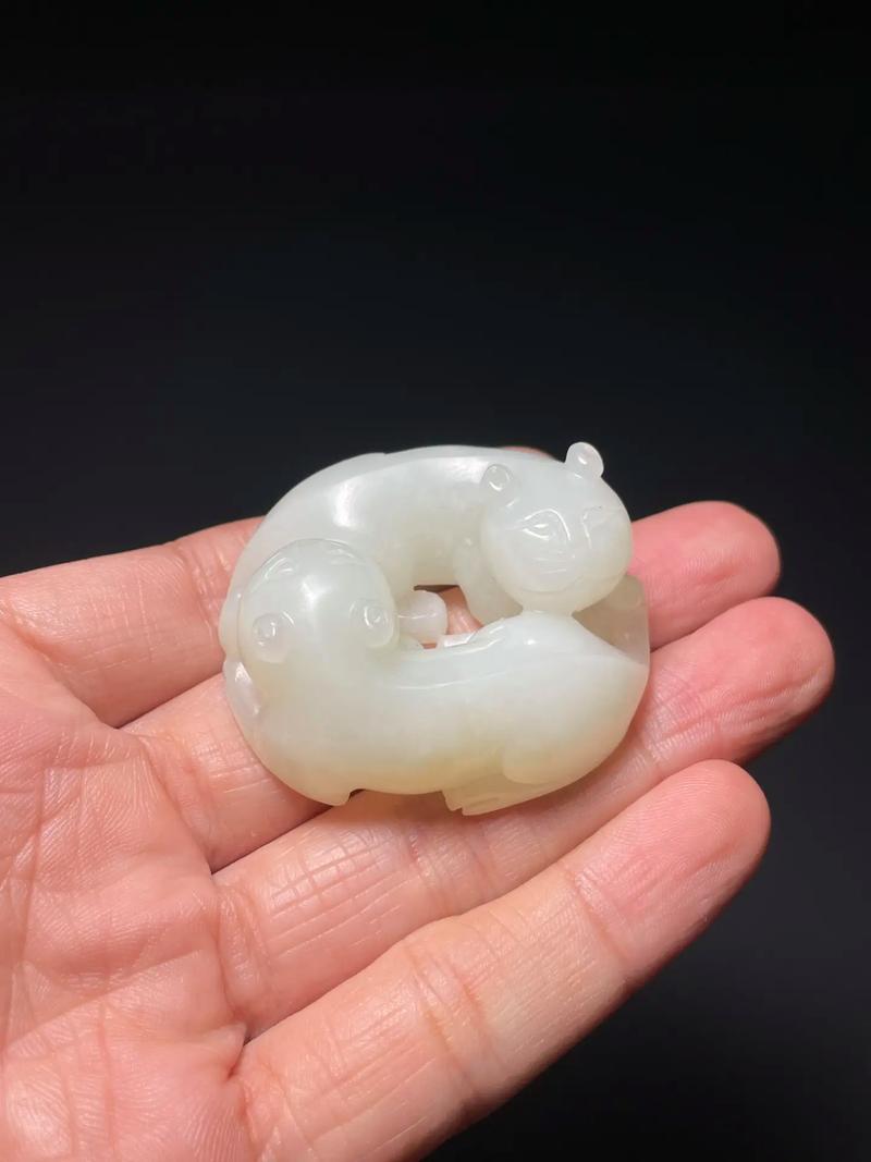 清 和田玉双獾雕件尺寸4.7×4.1×1.9厘米,重量53
