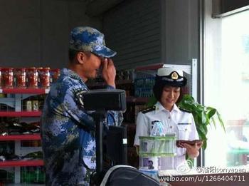 火蓝刀锋第七集里面,崔捷给鲁炎在海边唱的歌叫什么