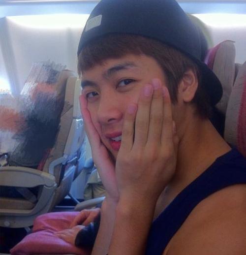 王嘉尔出道前颜值好惊艳!从小到大都是帅哥胚子,老天爷赏饭吃