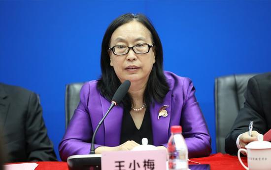 (王小梅介绍本届"高博会"概貌)