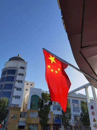 【挂国旗 唱国歌】五星红旗迎风飘扬