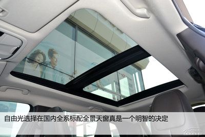     自由光的全景天窗面积不小,整个车内的人都能享受到