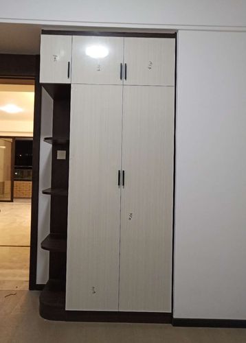 客房衣柜也是根据户型结构定做的一个转角衣柜,入门侧面做了