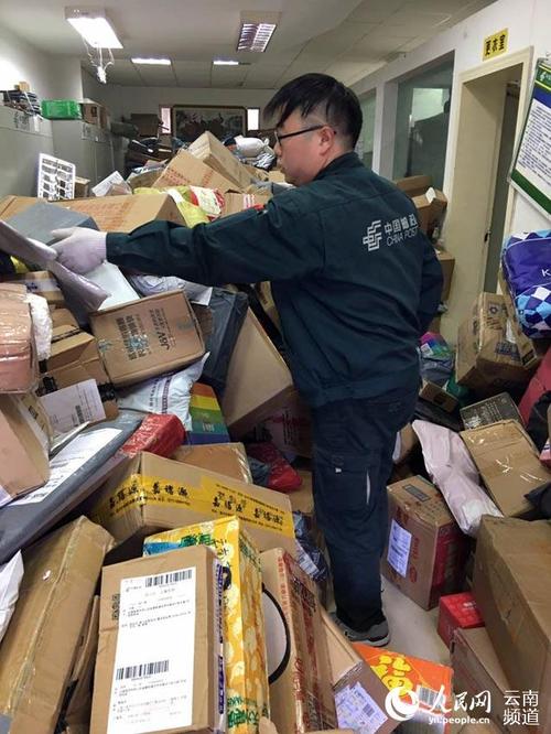 昆明邮政快递"爆仓"?邮递员连续几年除夕夜送快递