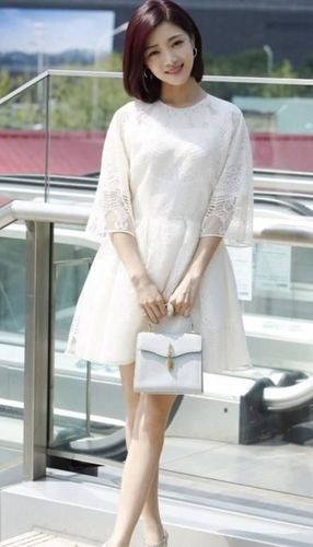 漂亮的美女,36岁的邓家佳,非常努力,传递满满的强大正