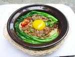 窝蛋牛肉煲仔饭图片