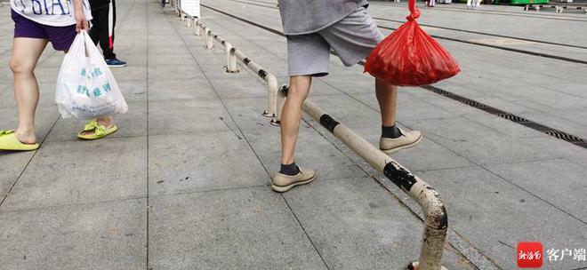 三亚12345联动三亚动车站前绊脚栏杆遭投诉多部门现场协调解决