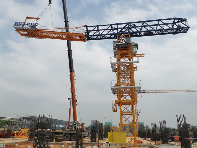 11/17,地铁12号线项目安装第二台型号为陕建stg7528塔吊