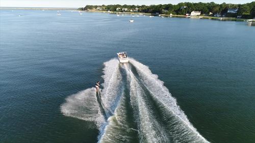 纯净天然江河快艇冲浪