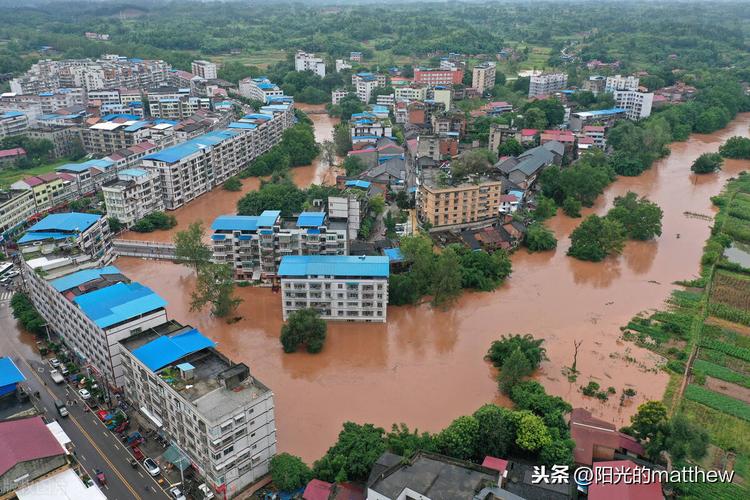 1/ 12 2020年8月13日,在四川省内江市东兴区田家镇,部分民宅和道路被
