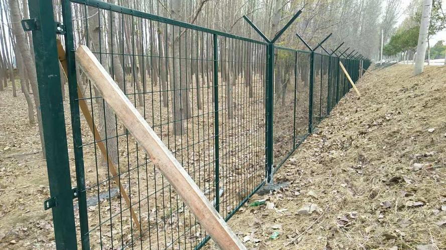 铁丝防护围栏网a湖北铁丝防护围栏网a金属防护围栏网