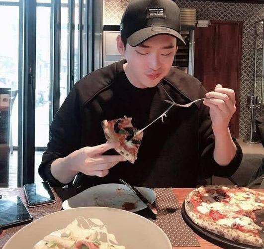 韩国男神李钟硕深夜吃播,素颜出镜皮肤通透,完全没有明星架子!