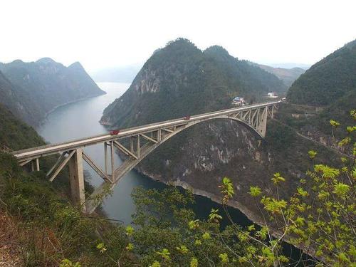 1995年 1995年,贵州省瓮安县建成江界河大桥.