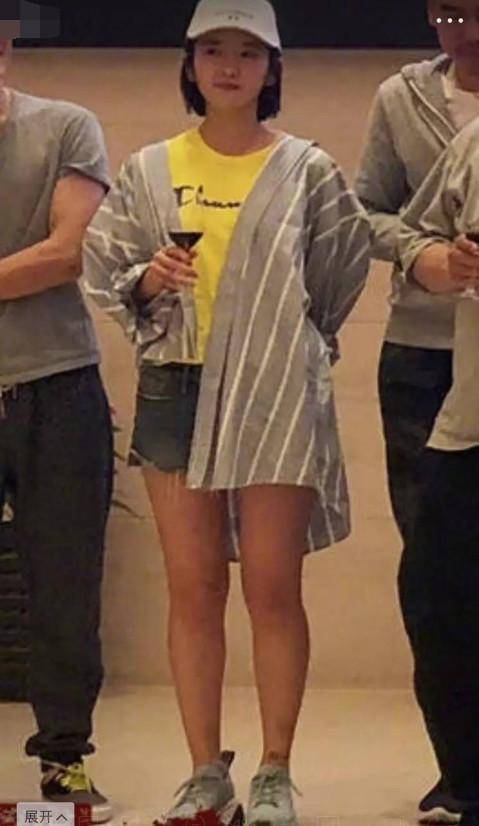 不知道还有多少人记得曾经在一次采访中,唐艺昕说身高160,体重过百的