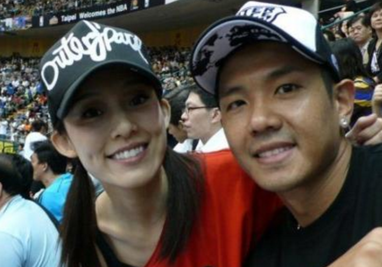 陈建州与老婆结婚八年,竟晒出照片,粉丝:像22岁女孩