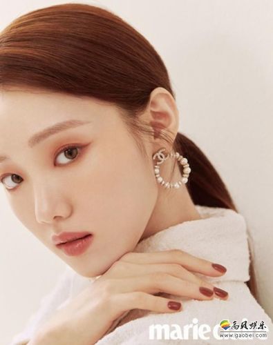 李圣经为某杂志最新一期拍摄美妆写真照不一般的颜值时尚魅力扑面而来