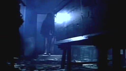 在义庄,男子撞见僵尸王吸取死人气,结果自己一下被杀了