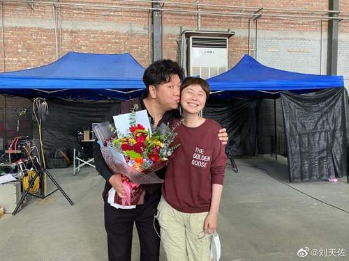刘天佐回应与马伊琍亲密合照争议,透露另一女星真实身份后求关注