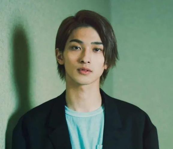 着一张让人心动的脸,颜值自不用多说,标准的浓眉大眼,属于公认的帅哥