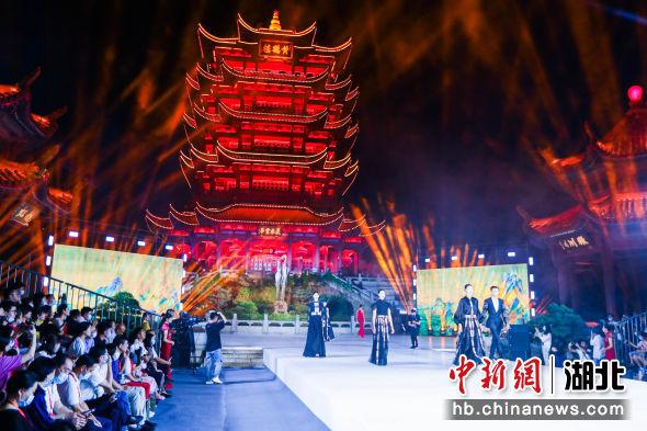 武汉黄鹤楼上演时尚大秀以传统文化致敬祖国华诞