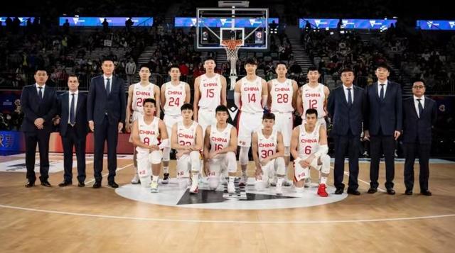 年轻的小将朱俊龙在社交媒体上晒出了中国男篮的合照,他写道:"感谢