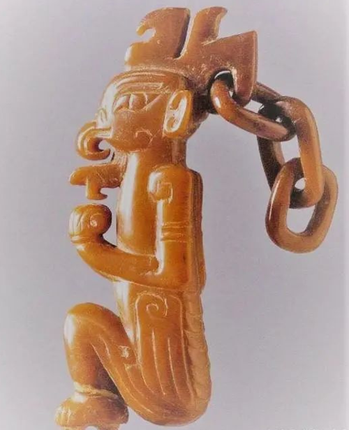 其中新干大墓出土的玉器与殷商玉器在玉器形制,纹饰,技法等方面有着