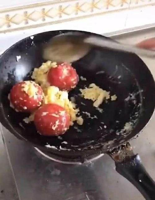 这就是番茄炒蛋啊,先炒的鸡蛋,画面是不是挺美丽啊!