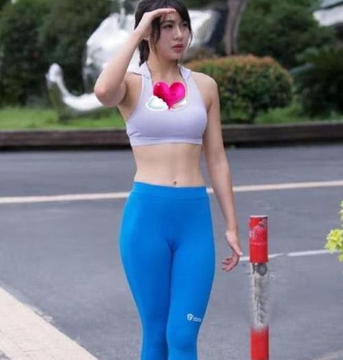 183cm山东美女街头晨跑尽显女性魅力紧身裤尽显玲珑好身材