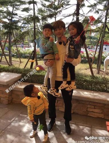 董力和阿拉蕾父女相聚 称曾经"抱大腿"的日子一去不复返