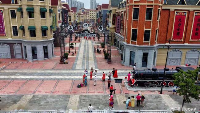 摩天轮在汉口镇游客服务中心,汉口镇还是aaa旅游景区.